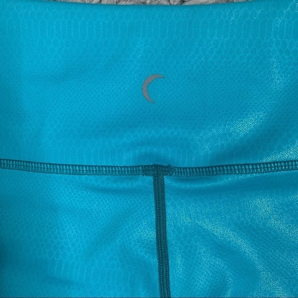 Zyia Blue Venom Metallic Ombré Teal And White Ankle Cropped Leggings - Picture 9 of 13